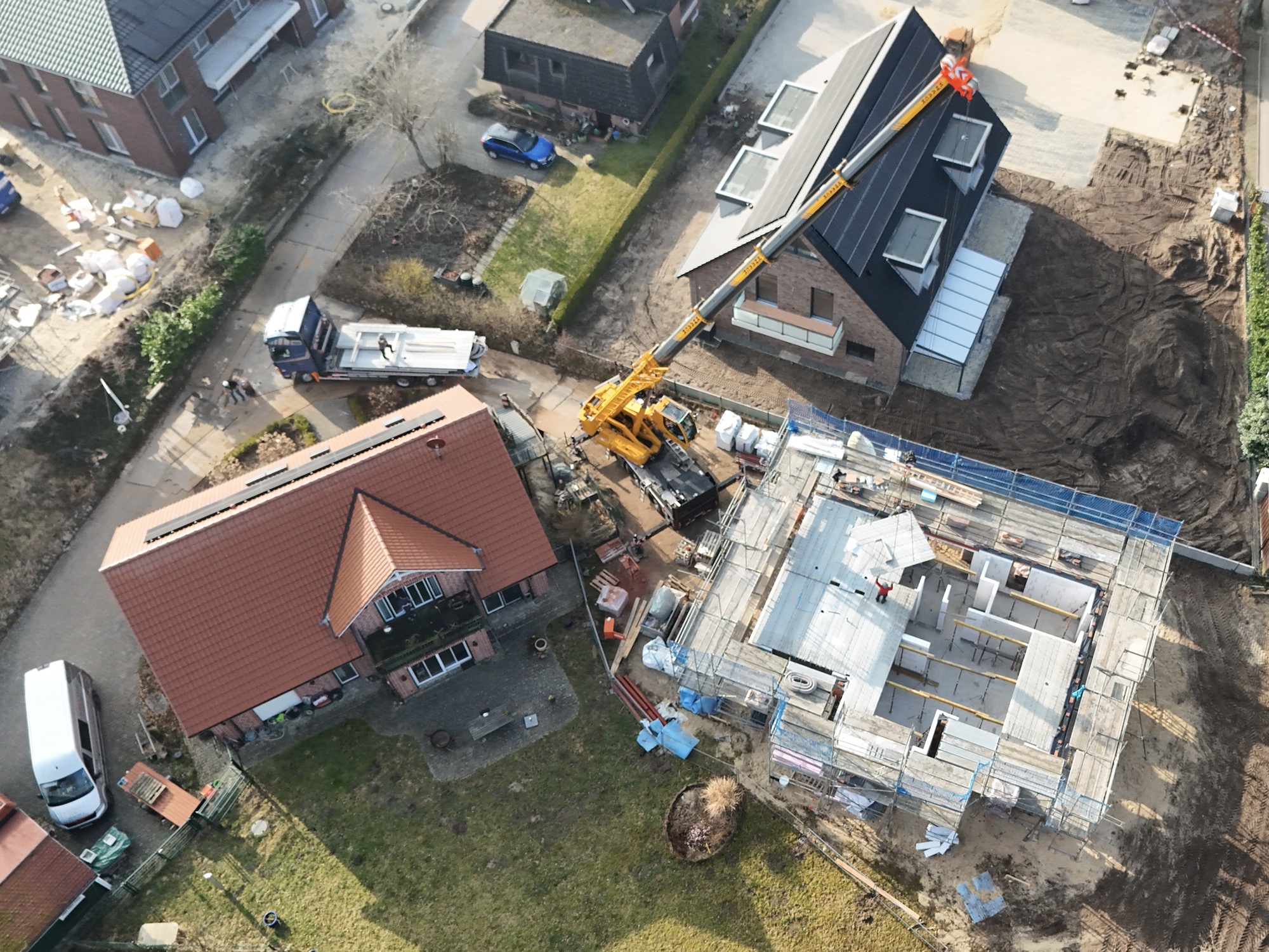 Kran-Ballett über der Baustelle