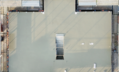 Flüssiger Fortschritt: Die Decke wird gegossen